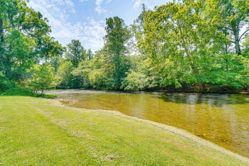 Riverfront Cabin - 6 Mi to Great Smoky Mtns NP! in Townsend