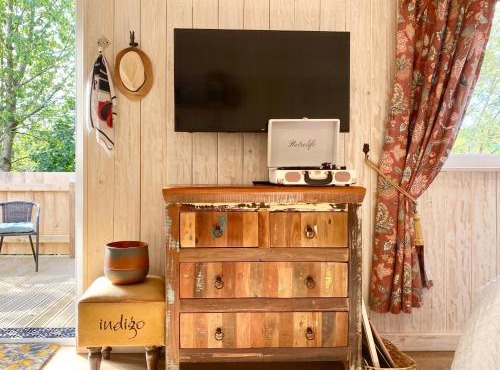 Robin Cabin with hot tub in Gloucestershire