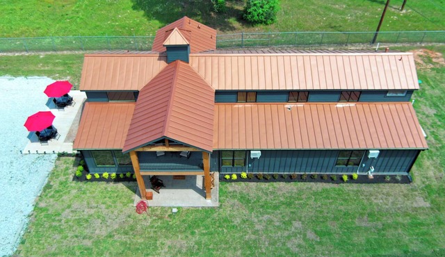 Rustic-Chic Barn with 4-Private Suites, 3-upstairs BR's made for Family memories in Montgomery