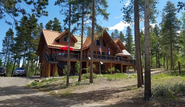 Secluded Custom Log Home w Hot Tub - by Winter Park, Granby Ranch & Grand Lake in Tabernash