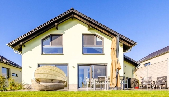 Seebrise Vacation Home - Private Beach with Direct Access to the Lake, Rowboat & Sauna in Löbnitz