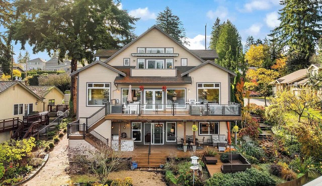 Serene Waterfront Escape w, Amazing View & Hot Tub in Lynnwood