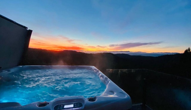 Smoky Mountain Retreat-Peaceful & Private Stay in Metchosin