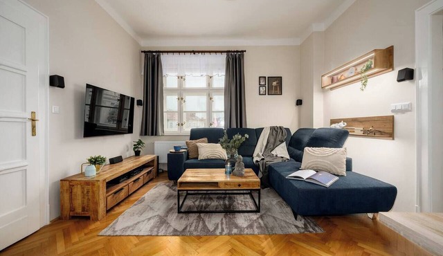 Spacious 2BR Vršovice | AC Netflix Balcony in Prague