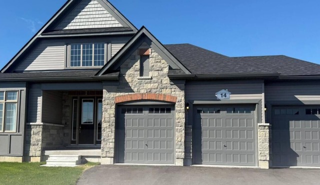 Spacious 4BR Home|Groups|Families|Trail Access|WiFi|Parking in Quinte West