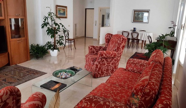 Spacious and elegant apartment within walking distance of the Russian Church in Bari
