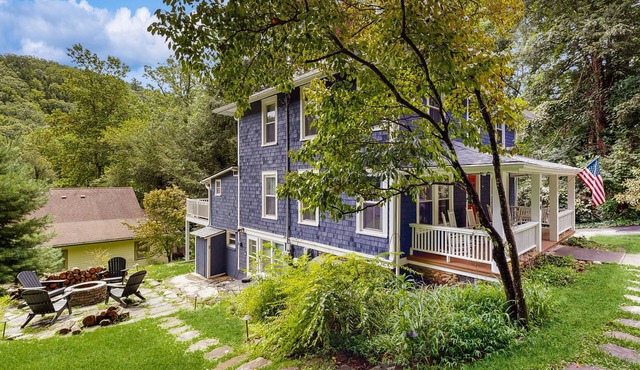 Spacious dog-friendly Montreat cottage with firepit, mountain views, & patio in Montreat