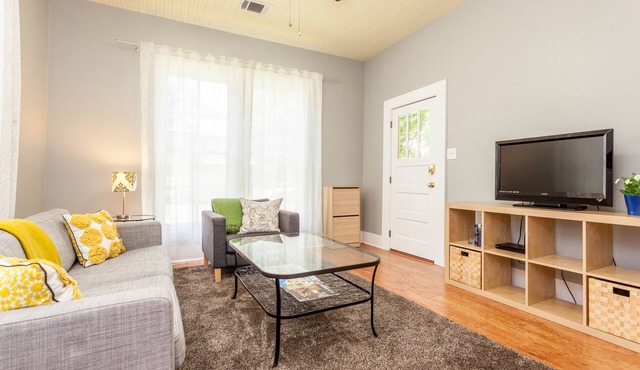 Spacious Historic Hyde Park Bungalow w/Office in Central Austin by UT/Downtown in Austin