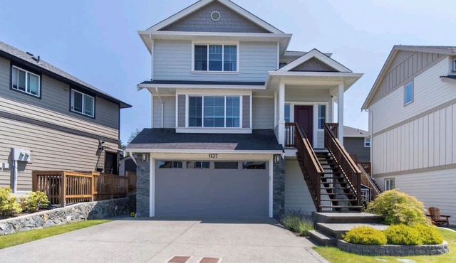 Spacious Private Suite | Ocean, Mountains, Trails, Restaurants, Stores in mins in Langford
