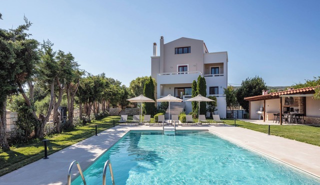 Spacious villa, fully restored, with heated pool in Rethymno