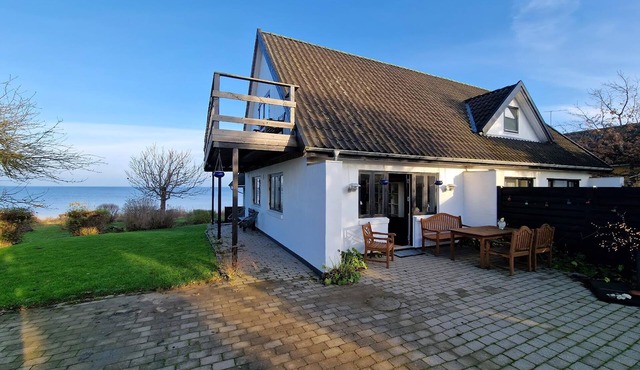Spacious waterfront family holiday in Føllenslev