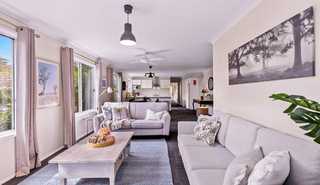 Spring cottage Family 4BR Retreat Walk to Nowra in Nowra