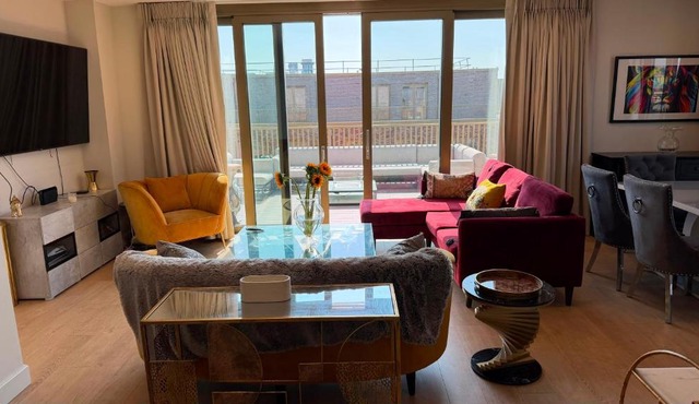 Stunning and central three bedroom Penthouse with roof terrace in Edinburgh