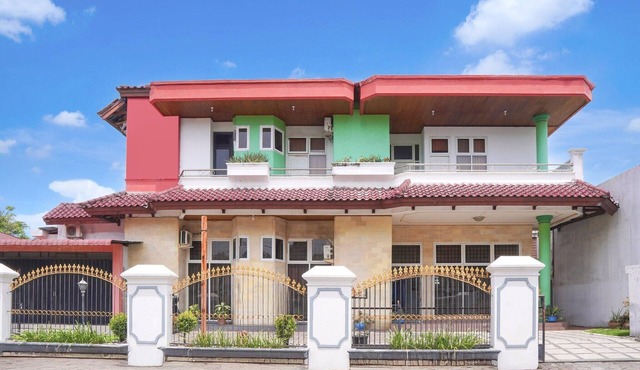 Stylish DBL Suite Escape W/Free WiFi and Parking in Padang