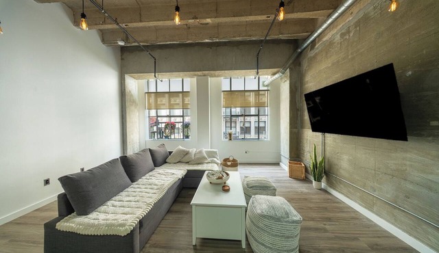 Stylish DTLA Loft · Rooftop Pool · Steps to Grand Central Market in Los Angeles