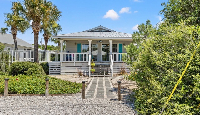 The Little Dolphin - 1 block to beach, quiet west end in Panama City