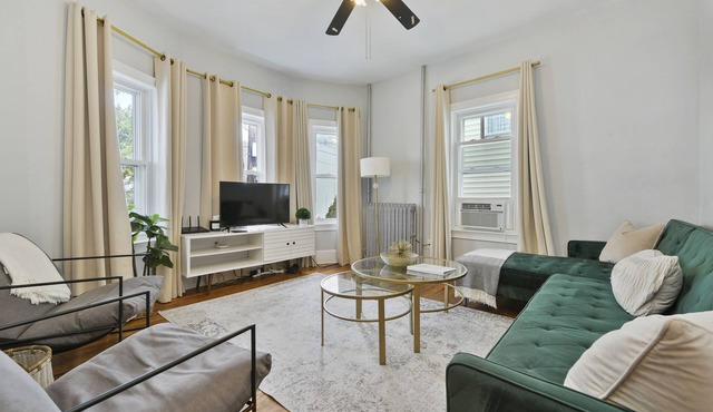 The Maverick - Luxurious Apartment - Near Airport/Downtown in Chelsea