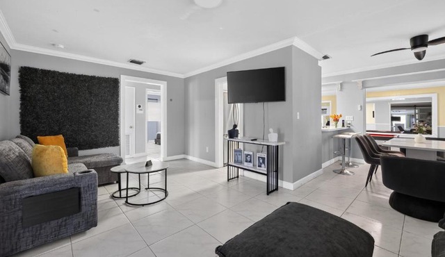 Tropical Yard near Las Olas, sleeps 10 home in Fort Lauderdale