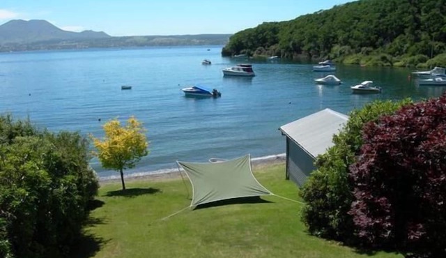 Unique Waterfront Bach. 913 Acacia Bay Road. Taupo in Acacia Bay
