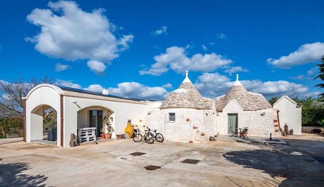 Vacation Home "La Valle dei Trulli" with Private Garden, Whirlpool & Wi-Fi in Martina Franca