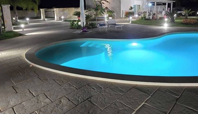 VILLA INDIPENDENTE CON PISCINA in LEVERANO