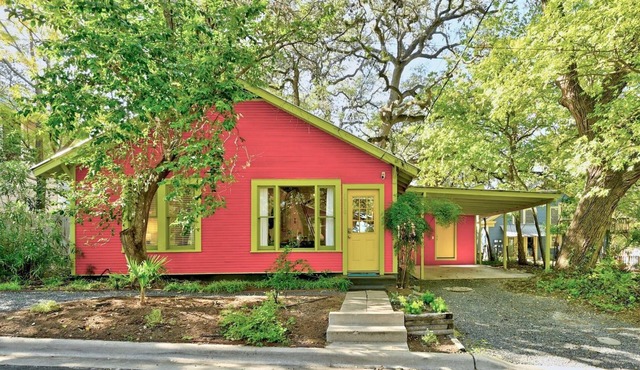 Walk to it all! ~ Historic Bungalow with Fenced Yard ~ Fast Wifi in Austin
