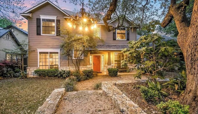 Walk to Zilker Barton Springs 5BR 3BA Villa Sleeps 14 in Austin