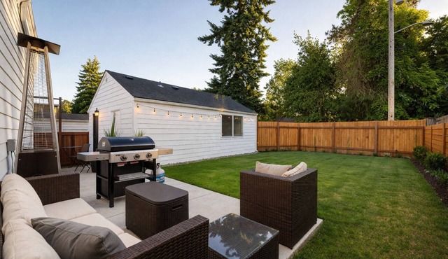 West Seattle Bungalow - Yard, Patio & Washer & Dryer in Seattle
