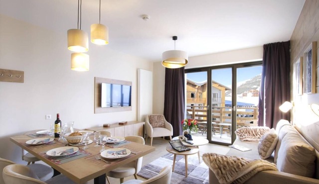 Wifi, 50m from ski slopes, fitness, swimming pool, sauna, hammam, balcony, parking, tv, ski locker in L'Alpe d'Huez