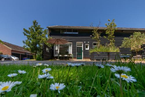 Welcome in - Beneden Appartement, rustig gelegen met terras en speelweide I Kon Emmaweg 6, Vrouwenpolder in Vrouwenpolder