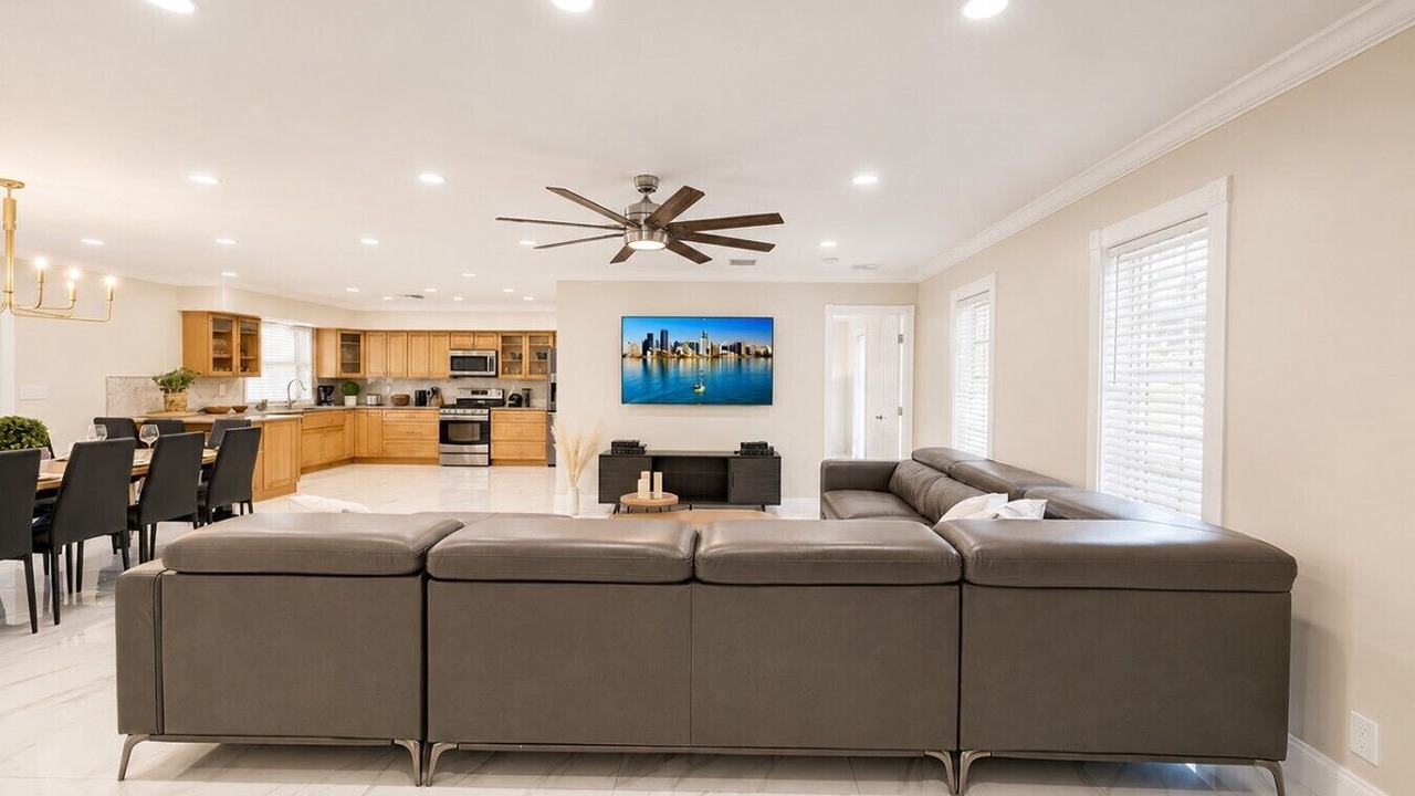 Photo of Livingroom in Hollywood Lakes