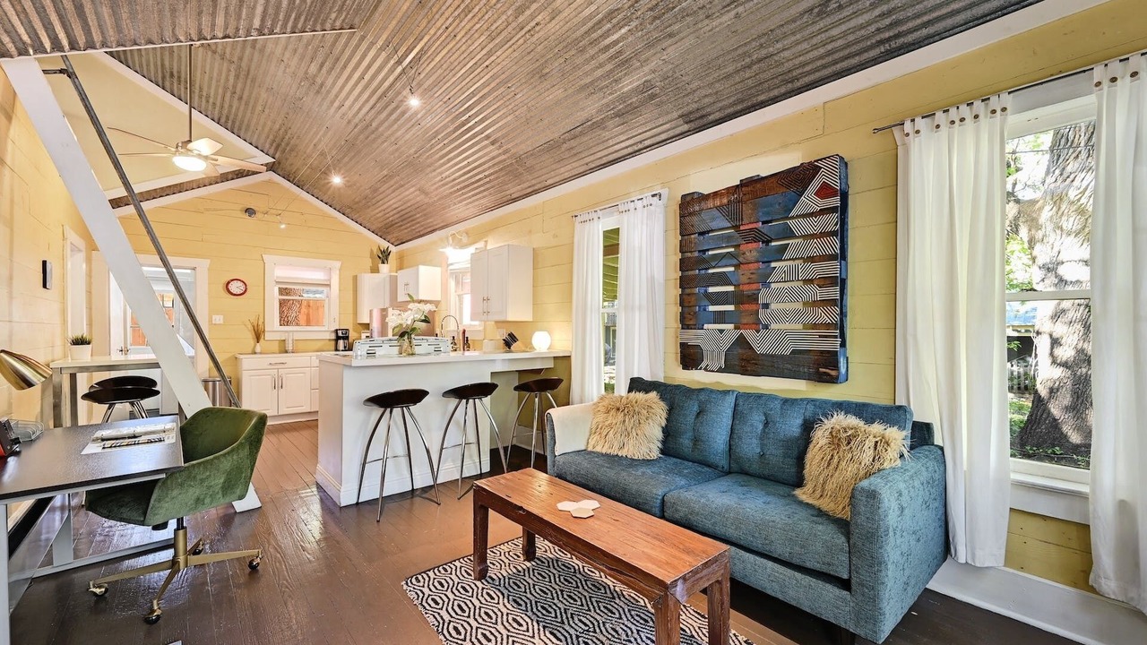 Photo of Livingroom in South River City