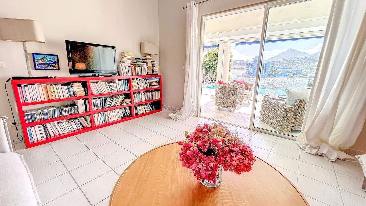 Photo of Livingroom in Oyster Pond