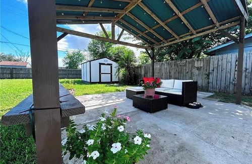 Port Isabel House | Port Isabel Home close to SPI Beaches Big Yard, pets Family