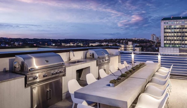 Downtown Austin - Large 2BR Pres. - Rooftop Pool - Walk To 6th St. in Austin