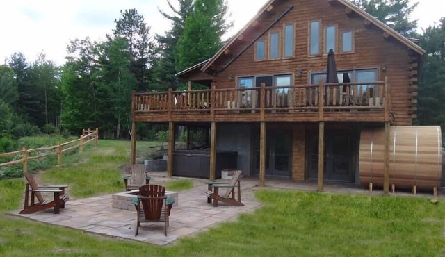 Grand Pines Lodge, Ultimate Log Luxury, Stunning Views, Hot Tub & Sauna, EV Charger, 3D Tour in Jay