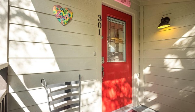 View, 1 King bed & sleeper; .33 mi to Barton Springs/Zilker Park, @2 mi to DT! in Austin