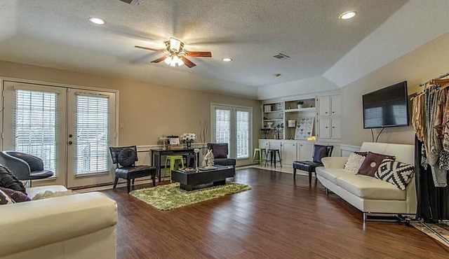Spacious Peaceful Get-Away with a barn to host Events! in Willis