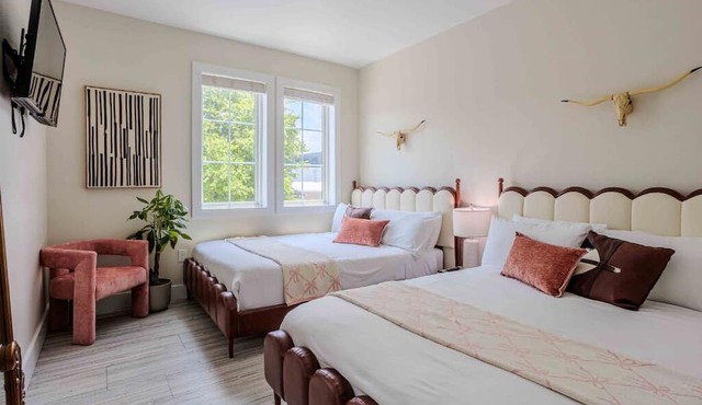 Inn Cahoots on 6th: 5BR/13Beds - Pool, Rooftop, Garden Bars, Walk to Everything! in Austin