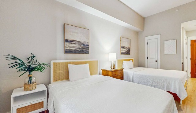 Cozy coastal studio with access to a pool, hot tub, tennis courts, grill, & spas in Miramar Beach