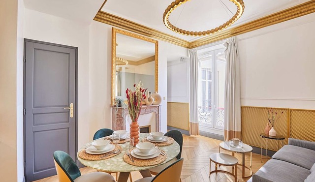 Superb AC- 2BDR apartement Montaigne/Arc de Triomphe in Paris