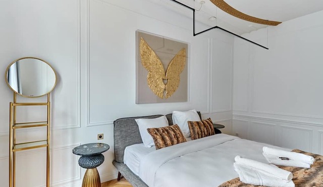 Sublime Apartment Montaigne/Arc de Triomphe in Paris