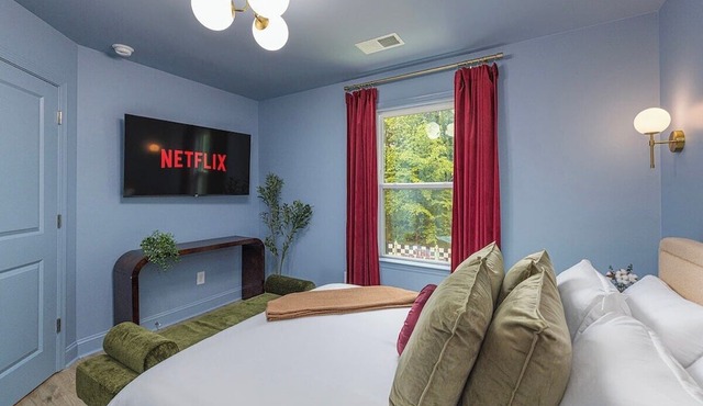 The Charlotte Social - Hot Tub, Pickleball, Game Room, Movies, Golf, Games in Charlotte