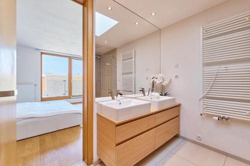 Design Penthouse with Private Rooftop Jacuzzi & AC in Prague