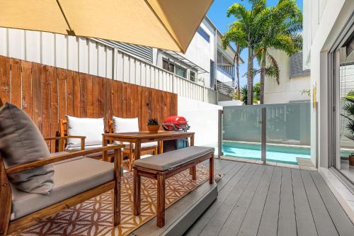 Retreat in the Heart of Alex - 3BR sleeps 11, Pool in Alexandra Headland